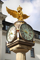 Image showing Klocka Central Plan, Clock with Crown next to the central train 