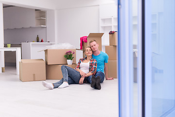 Image showing young couple moving  in new house