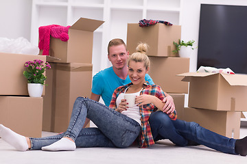 Image showing young couple moving  in new house