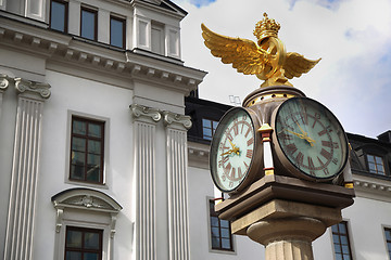 Image showing Klocka Central Plan, Clock with Crown next to the central train 