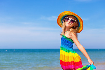 Image showing Little girl  standing on the beach