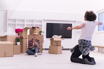 Image showing young couple moving  in new house