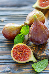 Image showing Sliced and whole fresh figs.