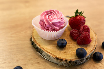 Image showing zephyr or marshmallow with berries on stand