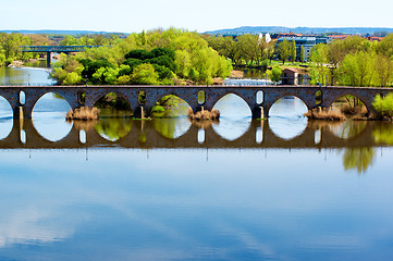 Image showing Bridge Puente de Piedra across River Douro in Zamora