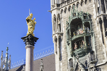 Image showing the golden Maria statue in Munich with the city hall