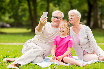 Image showing senior grandparents and granddaughter selfie