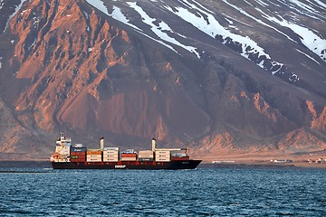 Image showing Container ship arriving