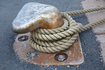 Image showing Mooring rope tied on a bitts