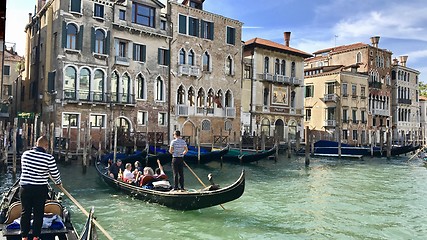 Image showing Gondoliers at the famous Rialto Bridge of Venice, Italy