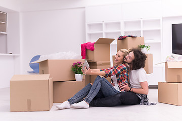 Image showing young couple moving  in new house