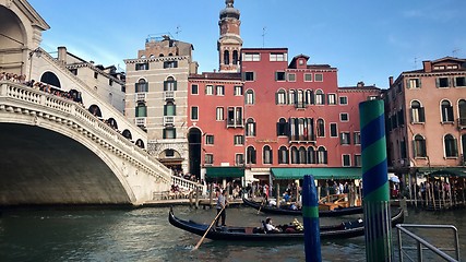 Image showing Gondoliers at the famous Rialto Bridge of Venice, Italy