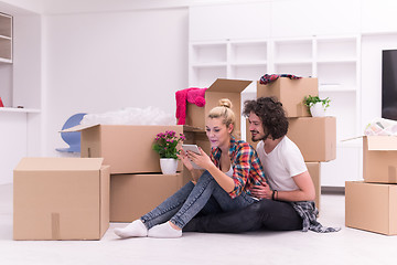 Image showing young couple moving  in new house