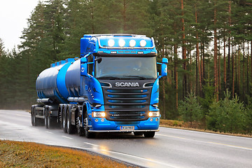 Image showing Blue Scania R580 Tank Truck High Beams