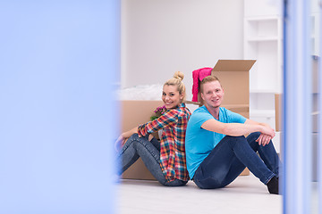 Image showing young couple moving  in new house