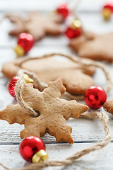 Image showing Garland from Christmas cookies and red balls.