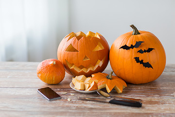 Image showing halloween jack-o-lantern, pumpkins and smartphone