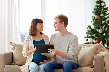 Image showing man and pregnant wife with tablet pc at christmas