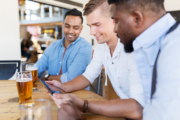 Image showing male friends with tablet pc drinking beer at bar