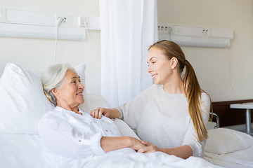 Image showing daughter visiting senior mother at hospital