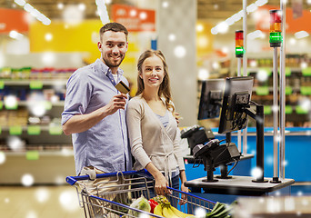 Image showing couple buying food at grocery self-checkout