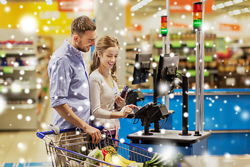 Image showing couple buying food at grocery self-checkout