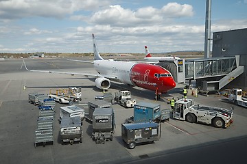 Image showing Plane boarding at the terminal