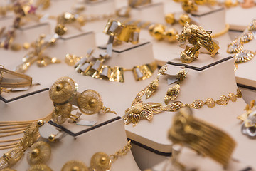 Image showing gold jewelry in the shop window