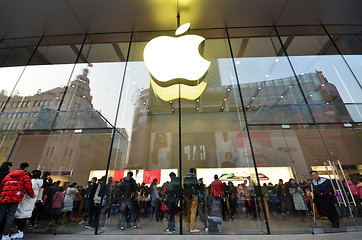 Image showing Unidentified people visit Apple store