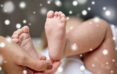 Image showing close up of newborn baby feet in mother hands