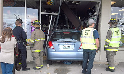 Image showing Car into store.