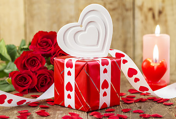 Image showing Shape of white heart in front of bouquet of red roses