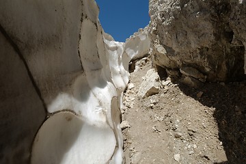 Image showing Mountain trail behing a glacier