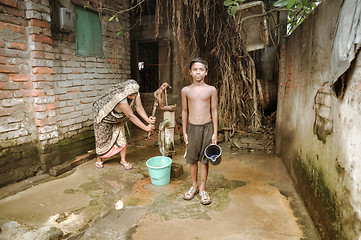 Image showing Mother and son in slum in Bangladesh