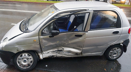 Image showing Crashed car in traffic