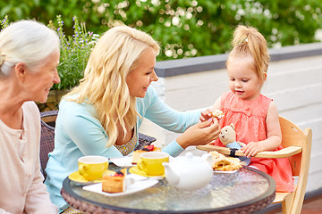 Image showing mother, daughter and grandmother eating at cafe