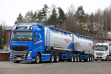 Image showing Beautiful Volvo FH Bulk Tanker Parked