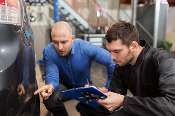 Image showing auto mechanic and customer looking at car