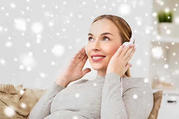 Image showing pregnant woman with headphones listening to music