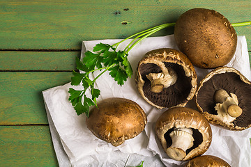 Image showing Fresh uncooked brown mushrooms