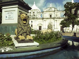 Image showing lion statues Parque Central with Cathedral Leon in background Ni