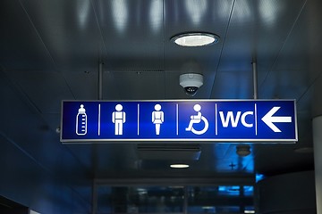 Image showing Toilet sign with arrow