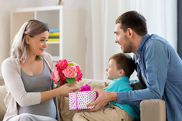 Image showing family giving present to pregnant mother at home