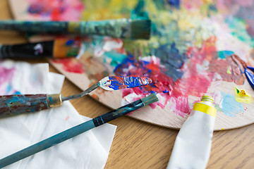 Image showing palette knife or spatula, brushes and paint tube