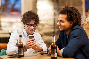 Image showing men with smartphone drinking beer at bar or pub