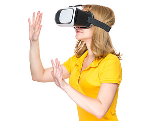 Image showing Woman with VR glasses