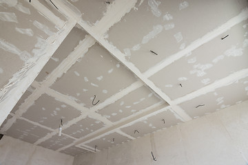 Image showing The ceiling of the room, covered with drywall sheets, the general plan