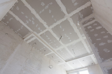 Image showing The ceiling of the room, covered with plasterboard sheets, and putty stitches