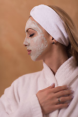 Image showing Spa Woman applying Facial Mask