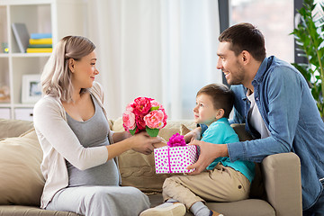 Image showing family giving present to pregnant mother at home